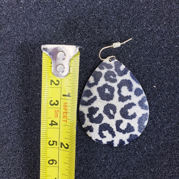 💓2 for  $10!💓Animal / Cheetah Print Earrings - Picture 3 of 3